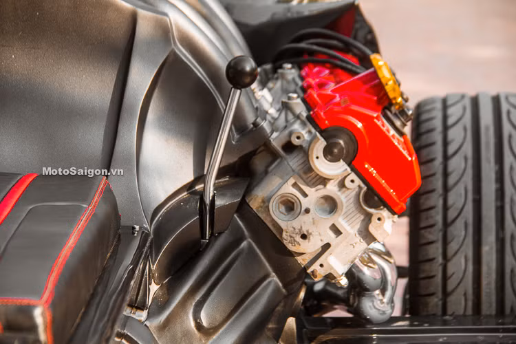 Thêm một chi tiết độc đáo nữa trên Quadbull là cần số lùi được kích hoạt khi nhấn nút nhỏ màu đỏ trên cùm công tắc bên trái. Khi được kích hoạt, chỉ cần gạt cần số lùi về sau là có thể lùi xe ở bất kỳ cấp số nào.