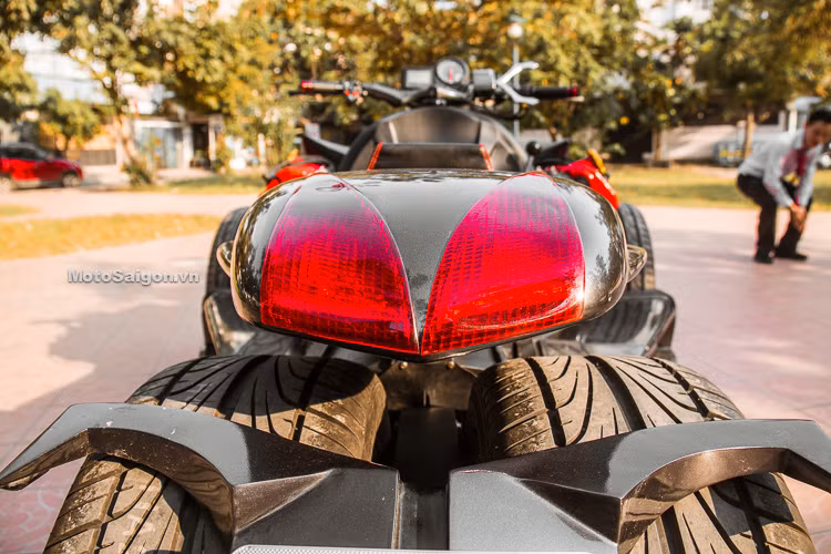 Thiết kế dàn đuôi xe cùng đèn báo phía sau cũng được làm hoàn toàn thủ công từ nhựa Composite. Chắn bùn phía sau được thiết kế khá độc đáo.