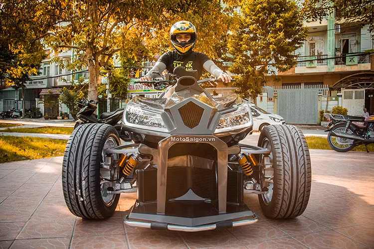 Hiện chưa rõ mức giá độ siêu môtô Honda CBR1000RR thành xế nổ QuadBull 4 bánh là bao nhiêu, nhưng chắc chắn nó không hề rẻ. Bên cạnh việc độ độc, nhiều người đặt dấu hỏi liệu chiếc xe này có thể lăn bánh tại Việt Nam hay không? bởi nó đã thay đổi kết cấu hoàn toàn.