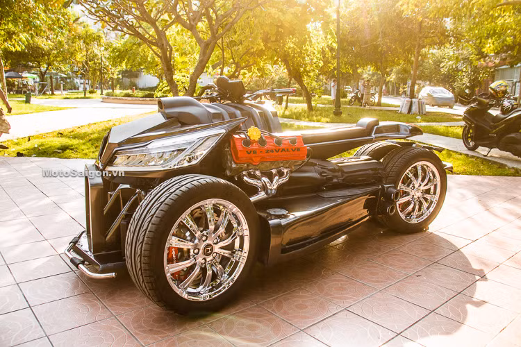 Về tổng thể mẫu xe môtô 4 bánh QuadBull nổi bật với bộ đầu đèn của 1 mẫu xe ôtô, đi kèm là bộ vành đúc "hàng thửa" đa chấu đẹp mắt.