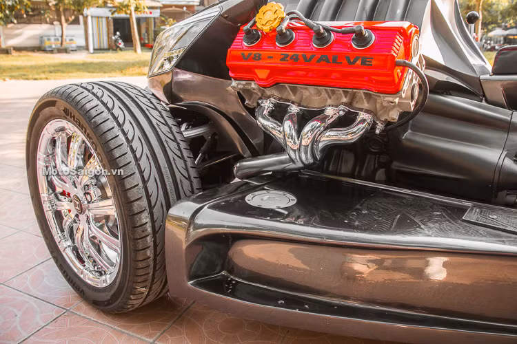 Khối động cơ chính của Quadbull là CBR1000RR 2012 được lắp chính giữa phía dưới ghi đông. Hai bên thân xe là khối động cơ V8 được sơn màu đỏ làm điểm nhấn cho Quadbull - chi tiết này chủ yếu chỉ trang điểm cho mẫu xe độ này, chứ không phải cỗ máy sử dụng thực thụ.