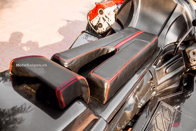 Yên của xe được thiết kế và đặt may riêng theo ý chủ nhân.