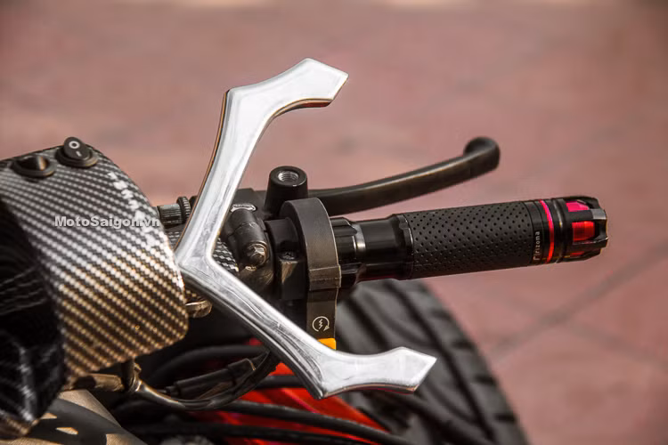 Bộ sang số bằng tay được thợ độ xe máy tại Sài Gòn chế tác hoàn toàn thủ công lắp ngay trên cùm công tắc bên phải. Quy tắc sang số như cần đạp số thông thường của các mẫu xe môtô phân khối lớn. Dùng ngón cái gạt phía trước để vào số 1 và gạt về xe để về N hoặc 2,3,4,5,6.