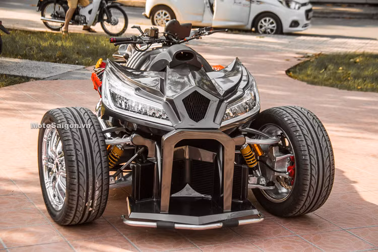 Với ý tưởng ấm ủ về một mẫu xe môtô độ từ khối động cơ 1000cc, 4 xilanh thẳng hàng của siêu môtô Honda CBR1000RR. Một biker tại TP HCM đã lên ý tưởng cùng thợ độ xe Việt và sau gần 6 tháng thực hiện, tác phẩm môtô 4 bánh QuadBull cũng đã chính thức ra đời như mong đợi.