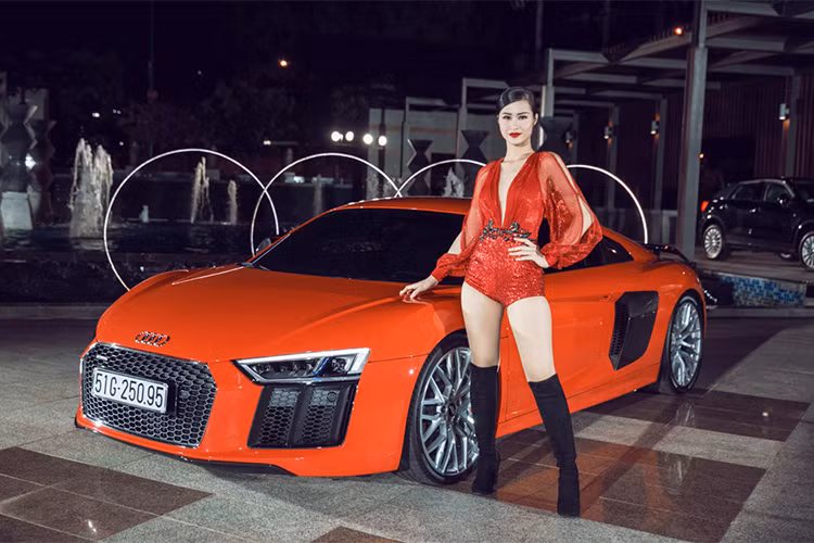 Trong giới showbiz Việt, ngoài ca sĩ Tuấn Hưng tậu Ferrari 488 GTB thì cặp đôi Đông Nhi - Ông Cao Thắng cũng từng gây "sốt" khi thu nạp chiếc siêu xe Audi R8 V10 Plus 2016 vào tháng 1/2017. Thời điểm này, R8 V10 Plus có mức giá lên tới gần 13 tỷ đồng tại Việt Nam.