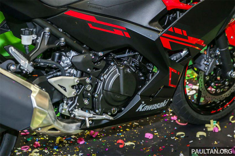 Đi kèm hộp số côn tay 6 cấp và hệ thống phun xăng điện tử với bướm ga 32mm. Tăng đáng kể so với động cơ Ninja 250 SL là động cơ xylanh đơn, sở hữu công suất 32 mã lực, mômen xoắn 21 Nm và bướm ga 28 mm. 