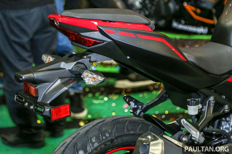 Trên mẫu xe môtô thể thao cỡ nhỏ này, bộ quây hai bên thân xe cũng đã được thiết kế lại tạo cảm giác chắc chắn và liền mạch hơn. Với bình xăng 14 lít, kính chắn gió cao và tư thế ngồi khá thoải mái - mẫu xe này được đánh giá khá phù hợp với các khách hàng trẻ tuổi hiện nay.