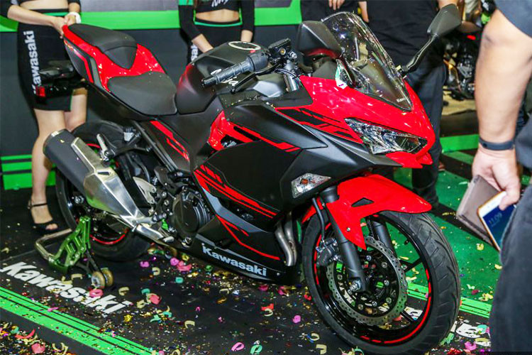 Kawasaki tại Malaysia vừa chính thức ra mắt mẫu xe môtô Kawasaki Ninja 250 2018, phiên bản này sẽ thay thế cho Kawasaki Ninja 250 SL được bán ra thị trường này trước đó. Dù không có thay đổi về thiết kế so với đời xe trước nhưng tại Malaysia, xe được xem là phiên bản nâng cấp toàn diện so với mẫu Ninja 250 SL.