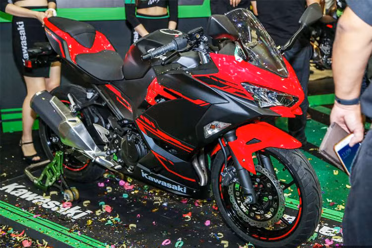 Kawasaki tại Malaysia vừa chính thức ra mắt mẫu xe môtô Kawasaki Ninja 250 2018, phiên bản này sẽ thay thế cho Kawasaki Ninja 250 SL được bán ra thị trường này trước đó. Dù không có thay đổi về thiết kế so với đời xe trước nhưng tại Malaysia, xe được xem là phiên bản nâng cấp toàn diện so với mẫu Ninja 250 SL.
