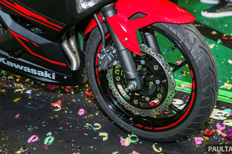 Về trang bị, Kawasaki Ninja 250 2018 có hệ thống treo gồm cặp phuộc ống lồng trước lớn hơn với kích thước 41 mm và giảm xóc đơn phía sau có thể tùy chỉnh độ cứng mềm. Hệ thống phanh đĩa trên xe cũng có kích thước lớn, với đĩa phanh 310mm ở trước và đĩa sau 220 mm.