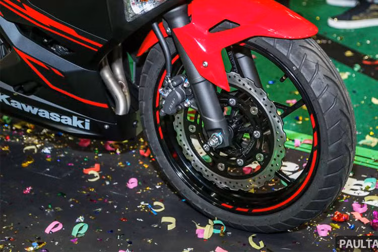 Về trang bị, Kawasaki Ninja 250 2018 có hệ thống treo gồm cặp phuộc ống lồng trước lớn hơn với kích thước 41 mm và giảm xóc đơn phía sau có thể tùy chỉnh độ cứng mềm. Hệ thống phanh đĩa trên xe cũng có kích thước lớn, với đĩa phanh 310mm ở trước và đĩa sau 220 mm.