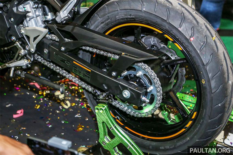 Ngoài ra, trang bị an toàn trên xe còn có hệ thống chống bó cứng phanh ABS tiêu chuẩn cho cả hai bánh. Mâm xe thiết kế 5 chấu dạng chữ Y có kích thước 17 inch, đi kèm lốp 110/70 phía trước và 140/70 phía sau.