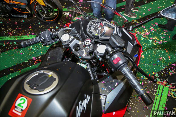 Hãng xe máy Kawasaki đã thiết lập mục tiêu cho chiếc Ninja 250 “nhẹ, nhỏ gọn, dễ dàng sử dụng và sử lí tuyệt vời. Một bộ khung lưới mắt cáo kết hợp tất cả các thành phần giúp chiếc xe có khả năng xử lý thể thao. Cụm đồng hồ của xe chia đôi với dạng kim chỉ vòng tua máy, màn hình lcd hiển thị tốc độ và các thông số cơ bản khác...