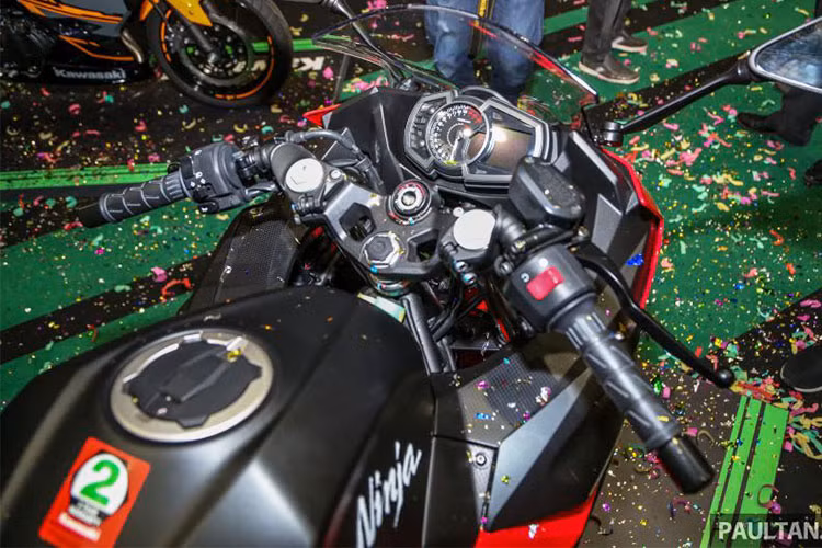 Hãng xe máy Kawasaki đã thiết lập mục tiêu cho chiếc Ninja 250 “nhẹ, nhỏ gọn, dễ dàng sử dụng và sử lí tuyệt vời. Một bộ khung lưới mắt cáo kết hợp tất cả các thành phần giúp chiếc xe có khả năng xử lý thể thao. Cụm đồng hồ của xe chia đôi với dạng kim chỉ vòng tua máy, màn hình lcd hiển thị tốc độ và các thông số cơ bản khác...