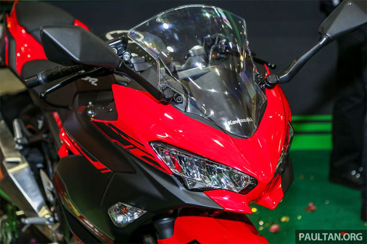 Phần đầu xe được trang bị đèn pha đôi, dàn vỏ gọn gàng, sắc sảo, đèn xi nhan trước được tích hợp vào yếm xe. Đây là phong cách thiết kế thừa hưởng từ đàn anh Kawasaki Ninja ZX-10R. Trong khi đó phiên bản Ninja 250 SL trước đây sử dụng đèn pha đơn với thiết kế cũ.