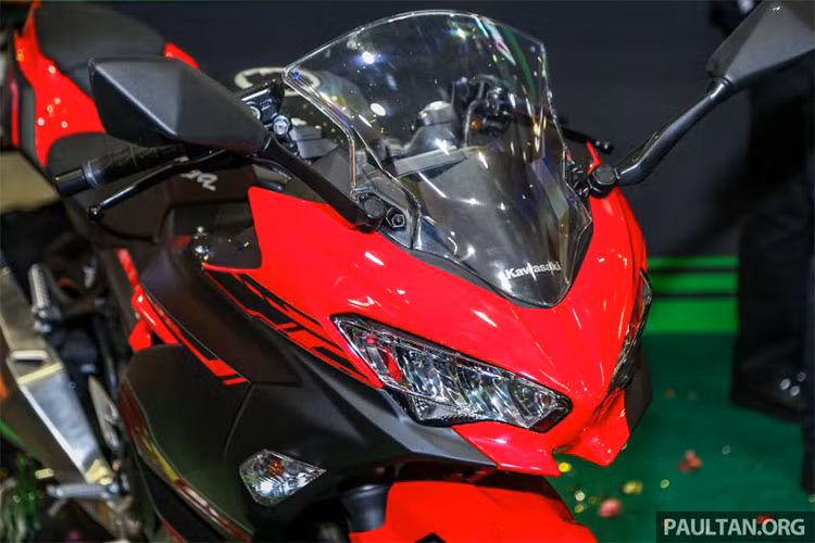 Phần đầu xe được trang bị đèn pha đôi, dàn vỏ gọn gàng, sắc sảo, đèn xi nhan trước được tích hợp vào yếm xe. Đây là phong cách thiết kế thừa hưởng từ đàn anh Kawasaki Ninja ZX-10R. Trong khi đó phiên bản Ninja 250 SL trước đây sử dụng đèn pha đơn với thiết kế cũ.