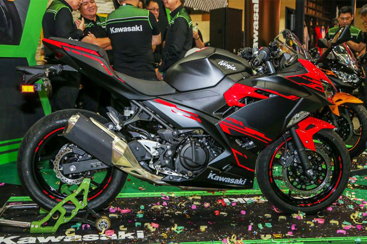 Mẫu xe môtô thể thao cỡ nhỏ Kawasaki Ninja 250 mới tại Malaysia không khác biệt quá nhiều. Xe vẫn sở hữu chiều dài 1.990 mm, rộng 710 mm và cao 1.120 mm. Chiều cao yên của Ninja 250 tương đương với Ninja 400 và ở mức 785 mm. Tổng trọng lượng không tải của xe là 167 kg.