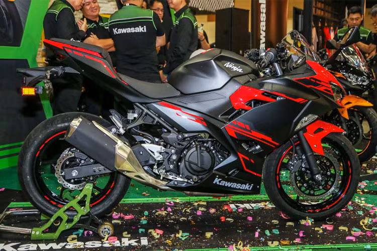 Mẫu xe môtô thể thao cỡ nhỏ Kawasaki Ninja 250 mới tại Malaysia không khác biệt quá nhiều. Xe vẫn sở hữu chiều dài 1.990 mm, rộng 710 mm và cao 1.120 mm. Chiều cao yên của Ninja 250 tương đương với Ninja 400 và ở mức 785 mm. Tổng trọng lượng không tải của xe là 167 kg.