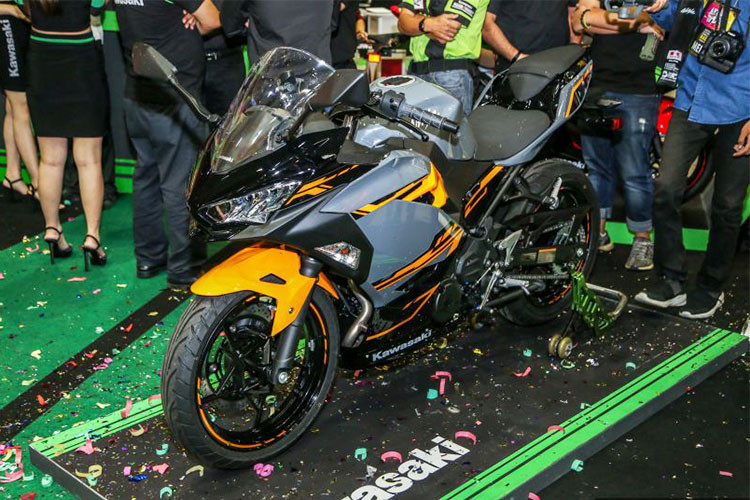 Kawasaki Ninja 250 2018 sẽ được bán ra thị trường Malaysia với hai phiên bản là màu Đen Đỏ và Vàng Xám. Giá xe Kawasaki Ninja 250 2018 được chốt ở mức 23.071 Rupiah (tương đương 37 triệu đồng).