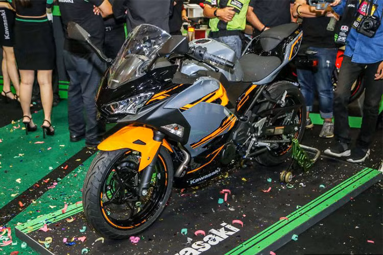 Kawasaki Ninja 250 2018 sẽ được bán ra thị trường Malaysia với hai phiên bản là màu Đen Đỏ và Vàng Xám. Giá xe Kawasaki Ninja 250 2018 được chốt ở mức 23.071 Rupiah (tương đương 37 triệu đồng).