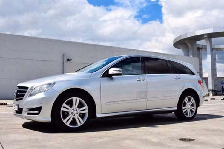 Những chiếc R300 chính hãng được Mercedes-Benz Việt Nam bán ra vào năm 2012 với giá 3,144 tỷ đồng. Hiện trên thị trường xe cũ cũng có khá nhiều mẫu xe này đang được rao bán với mức giá từ 900 - 1,2 tỷ đồng.