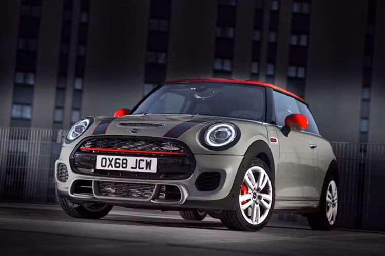Điều đó có nghĩa động cơ turbo 2.0L trên MINI Cooper S sẽ được thay thế bằng động cơ điện giống của BMW i3 S, cho công suất 181 mã lực, thấp hơn 8 mã lực so với Cooper S.