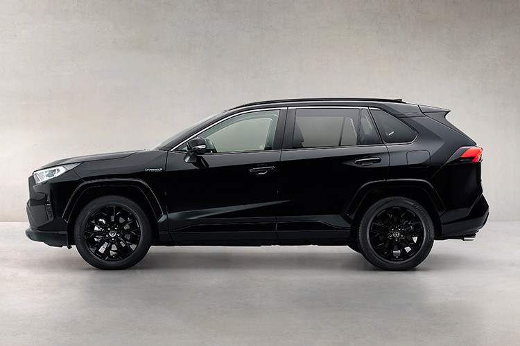 Xe sẽ có đồ họa đặc biệt ở phía trước, đi kèm với các vòm bánh xe mở rộng, thùng chứa trên nóc và có thể là lốp xe đa địa hình. Đây là một phần trong chiến lược của Toyota để tiếp tục làm mới hình ảnh của dòng RAV4 trong những năm tới.