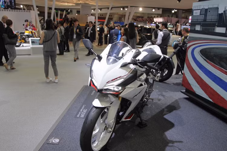 Honda CBR250RR màu trắng mới vẫn sở hữu khối động cơ xylanh đôi, dung tích 249,7cc, làm mát bằng dung dịch. Đi cùng động cơ này là hộp số côn tay 6 cấp và hệ thống phun xăng điện tử PGM-FI, giúp sản sinh công suất tối đa 38 mã lực ở tua máy 12.500 vòng/phút và mômen xoắn cực đại 22,6 Nm tại tua máy 11.000 vòng/phút.