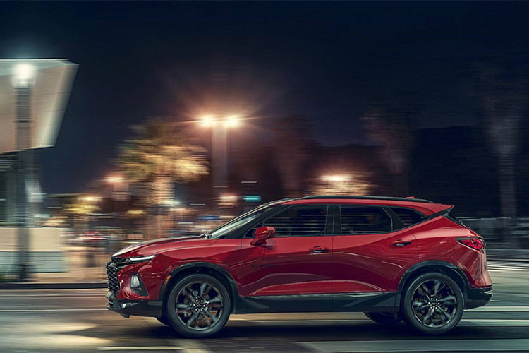 Trên phiên bản 2019, xe sở hữu lưới tản nhiệt dạng tổ ong to bản và cặp đèn pha mảnh. Ở các phiên bản khác nhau, dòng Blazer sẽ được trang bị lưới tản nhiệt khác nhau. Bản Blazer RS sẽ có lưới tản nhiệt đen tuyền trong khi bản Blazer Premier sẽ có phần lưới chrome sáng màu.