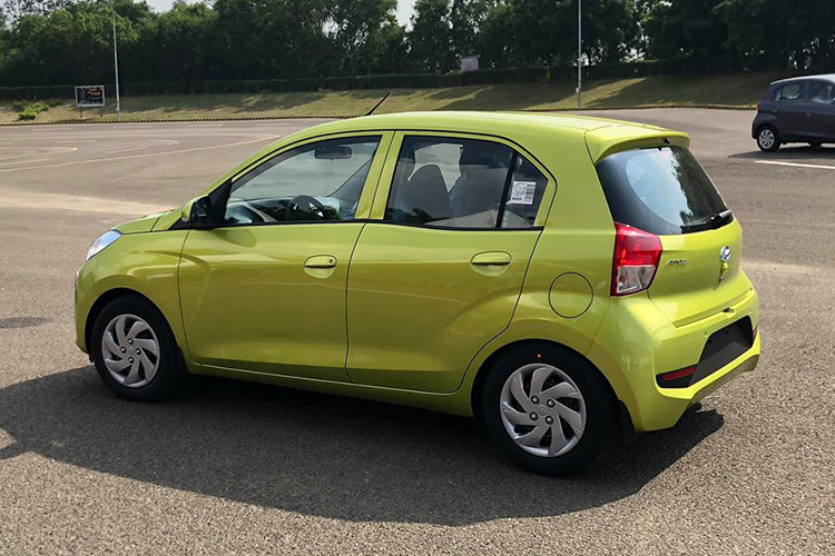 Về sức mạnh, Hyundai Santro 2019 có 2 tùy chọn động cơ chạy bằng xăng và khí nén thiên nhiên CNG. Trong đó, động cơ xăng 4 xi-lanh, dung tích 1,1 lít tạo ra công suất tối đa 69 mã lực tại tua máy 5.500 vòng/phút và mô-men xoắn cực đại 99 Nm tại tua máy 4.500 vòng/phút.