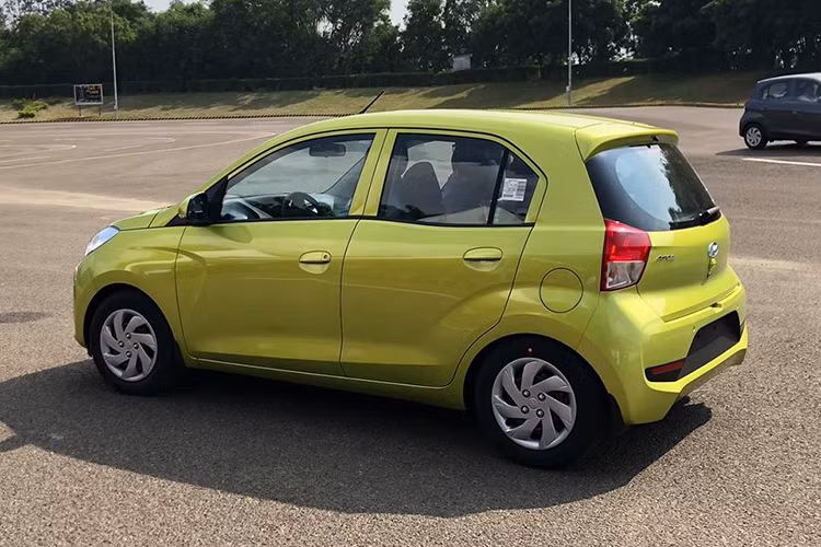 Về sức mạnh, Hyundai Santro 2019 có 2 tùy chọn động cơ chạy bằng xăng và khí nén thiên nhiên CNG. Trong đó, động cơ xăng 4 xi-lanh, dung tích 1,1 lít tạo ra công suất tối đa 69 mã lực tại tua máy 5.500 vòng/phút và mô-men xoắn cực đại 99 Nm tại tua máy 4.500 vòng/phút.