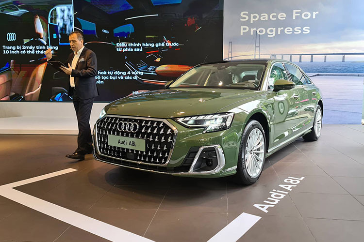 Audi A8L 2022 mới ra mắt tại Việt Nam là mẫu xe sedan hạng sang cỡ lớn khi có chiều dài lên tới 5,32 m, chiều rộng 1,95 m và chiều dài cơ sở 3 m, mang đến không gian thoải mái bên trong cho người dùng. Mặc dù có kích thước lớn nhưng xe lại rất nhẹ so với vóc dáng nhờ cấu trúc khung không gian Audi Space Frame (ASF).