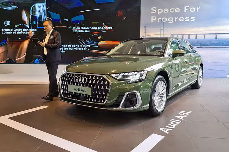 Audi A8L 2022 mới ra mắt tại Việt Nam là mẫu xe sedan hạng sang cỡ lớn khi có chiều dài lên tới 5,32 m, chiều rộng 1,95 m và chiều dài cơ sở 3 m, mang đến không gian thoải mái bên trong cho người dùng. Mặc dù có kích thước lớn nhưng xe lại rất nhẹ so với vóc dáng nhờ cấu trúc khung không gian Audi Space Frame (ASF).