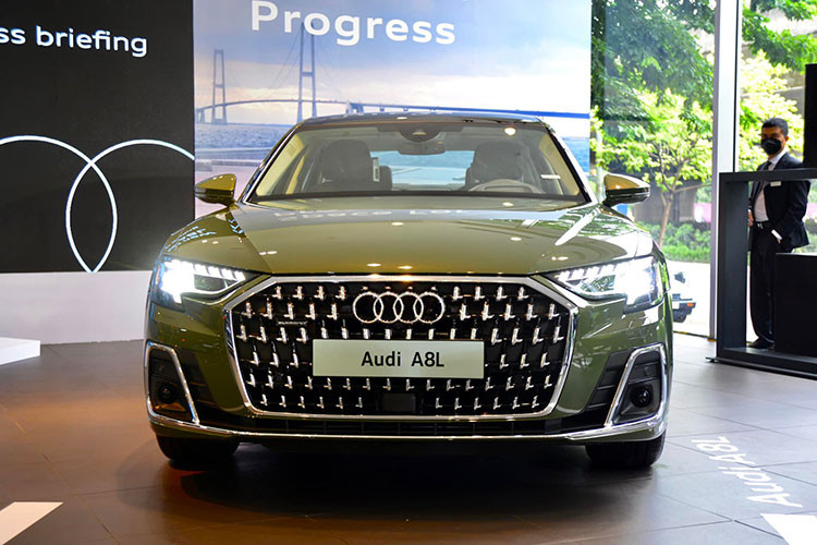 Ở phía trước, đèn pha LED matrix kỹ thuật số mới chính là biểu tượng nghệ thuật trong công nghệ chiếu sáng ôtô với công nghệ thiết bị kỹ thuật số Micromirror (DMD – chíp DMD là chíp xử lý ánh sáng được ứng dụng phát triển trên nhiều công nghệ xử lý hình ảnh). 1,3 triệu micromirror trong mỗi đèn pha sẽ chia nhỏ ánh sáng của dải đèn LED đặc biệt mạnh thành các điểm ảnh cực nhỏ để có độ chính xác cao nhất.