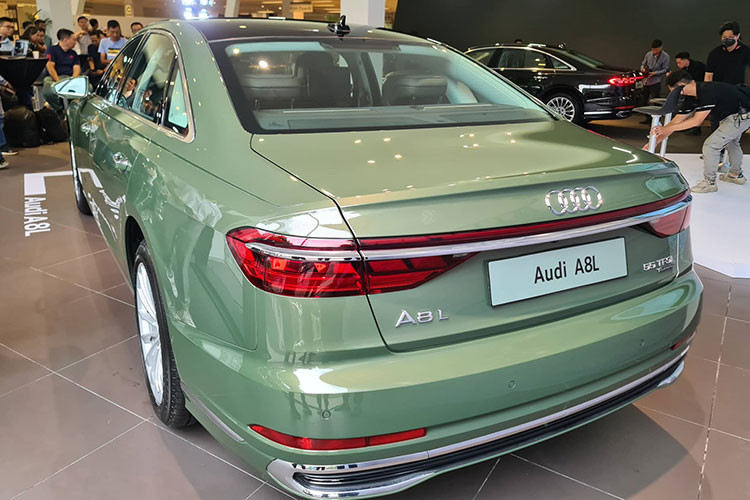 Định hướng các dải chiếu sáng, đèn pha phát ra thảm ánh sáng giúp chiếu sáng làn đường riêng của người lái xe. Đèn pha LED matrix kỹ thuật số có thể phát dải chạy tia năng động khi về nhà / rời khỏi nhà và khi mở khóa / ra khỏi xe. Chúng phát ra những dải chiếu sáng trên mặt đất hoặc trên tường. Ở đuôi xe, đèn OLED kỹ thuật số có thể chạy những ký hiệu ánh sáng khác nhau.