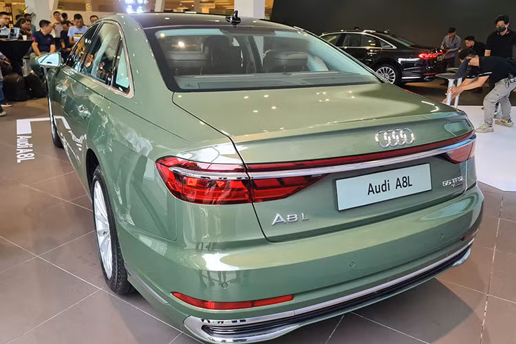 Định hướng các dải chiếu sáng, đèn pha phát ra thảm ánh sáng giúp chiếu sáng làn đường riêng của người lái xe. Đèn pha LED matrix kỹ thuật số có thể phát dải chạy tia năng động khi về nhà / rời khỏi nhà và khi mở khóa / ra khỏi xe. Chúng phát ra những dải chiếu sáng trên mặt đất hoặc trên tường. Ở đuôi xe, đèn OLED kỹ thuật số có thể chạy những ký hiệu ánh sáng khác nhau.