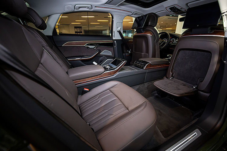 Về giải trí, Audi A8L 2022 được trang bị hệ thống âm thanh 3D cao cấp đến từ Bang &amp; Olufsen 730W, 17 loa hoặc 1.920W, 23 loa trên phiên bản cao cấp nhất. Ngoài ra, cũng phải kể đến gói trang bị ánh sáng nội thất giúp điều chỉnh màu không gian bên trong của Audi A8L để phù hợp với phong cách sống và sở thích cá nhân.