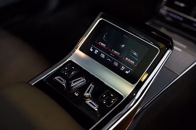 Với phiên bản Audi A8L Plus, sự sang trọng đạt tới cấp độ cao hơn nhờ kính cách âm, lưng ghế phụ lái phía trước tích hợp bàn gấp và gác chân có thể gập lại, hàng ghế sau ngả ra, hộc làm mát, khe cắm sạc 12V, đèn đọc sách Matrix LED ở hàng ghế sau, hệ thống âm thanh 3D Bang &amp; Olufsen Premium Plus ở phía sau với 23 loa, bao gồm cả loa tầm cao công suất 1.920W.