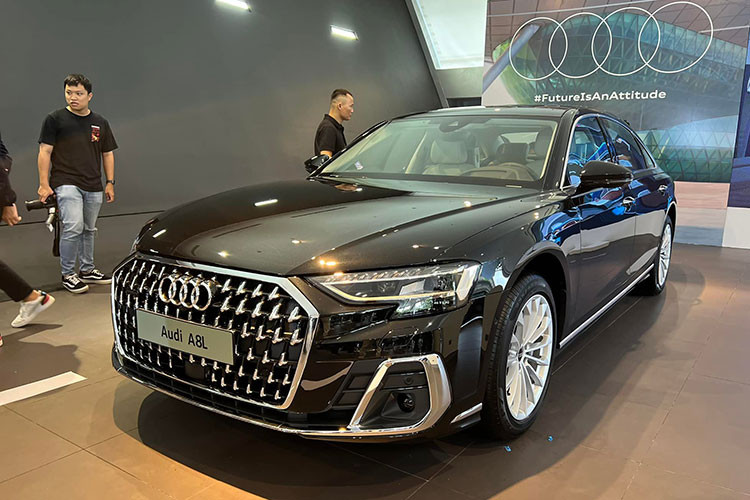 Đáng tiếc là giá xe Audi A8L 2022 chính hãng tại Việt Nam hiện được công bố cụ thể. Chỉ biết rằng, xe sẽ có giá từ 6 tỷ đồng trở lên và phụ thuộc vào các trang bị mà khách hàng chọn lựa. Cả 3 phiên bản của Audi A8L mới bao gồm bản Classic, Plus và Premium đều đã sẵn sàng giao ngay tới tay khách hàng tại Việt Nam.