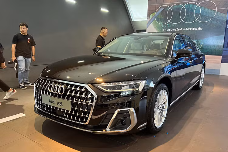 Đáng tiếc là giá xe Audi A8L 2022 chính hãng tại Việt Nam hiện được công bố cụ thể. Chỉ biết rằng, xe sẽ có giá từ 6 tỷ đồng trở lên và phụ thuộc vào các trang bị mà khách hàng chọn lựa. Cả 3 phiên bản của Audi A8L mới bao gồm bản Classic, Plus và Premium đều đã sẵn sàng giao ngay tới tay khách hàng tại Việt Nam.