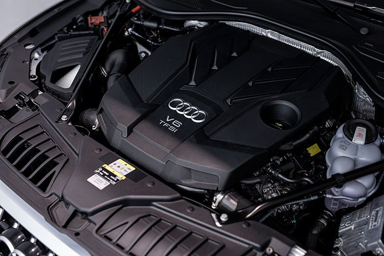 Cung cấp sức mạnh cho Audi A8L 2022 là khối động cơ xăng V6 3.0 TFSI với công nghệ nghệ ngắt xi-lanh theo yêu cầu. Audi A8L 55 TFSI 2022 có công suất tối đa 340 mã lực và mô-men xoắn cực đại 500 Nm trong dải vòng tua từ 1.370 - 4.500 vòng/phút.