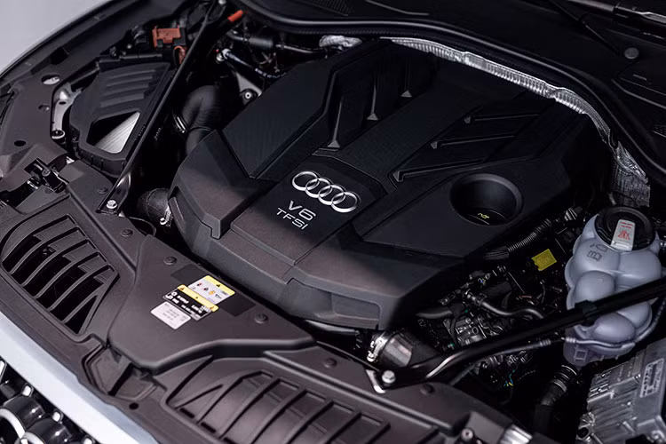 Cung cấp sức mạnh cho Audi A8L 2022 là khối động cơ xăng V6 3.0 TFSI với công nghệ nghệ ngắt xi-lanh theo yêu cầu. Audi A8L 55 TFSI 2022 có công suất tối đa 340 mã lực và mô-men xoắn cực đại 500 Nm trong dải vòng tua từ 1.370 - 4.500 vòng/phút.
