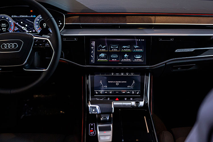 Hệ thống thông tin giải trí trên Audi A8L 2022 được vận hành dễ dàng với giao diện MMI Navigation Plus thông qua hai màn hình cảm ứng lớn, có kích thước 10,1 inch phía trên và 8,6 inch phía dưới, được thiết kế kính đen tràn viền, có rung để phản hồi xúc giác cho người điều khiển. Riêng hệ thống thông tin giải trí ở hàng ghế sau được hiển thị qua 2 màn hình 10 inch Full HD, có thể tháo rời thành hai máy tính bảng.