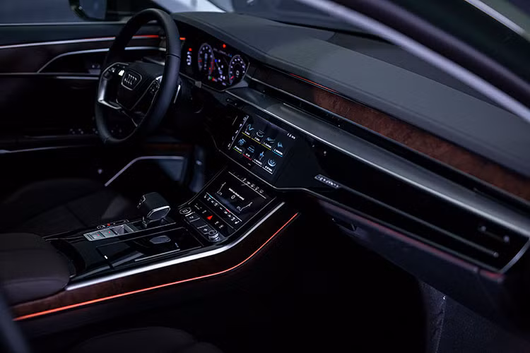 Trong khi đó, các tính năng ghế massage thư giãn, chiếu sáng và giảm sáng được điều khiển từ xa thông qua màn hình OLED 5,7 inch Full HD. Ngoài ra, hành khách phía sau còn có thể chỉnh ghế phụ lái đằng trước từ bảng điều khiển tiện nghi.