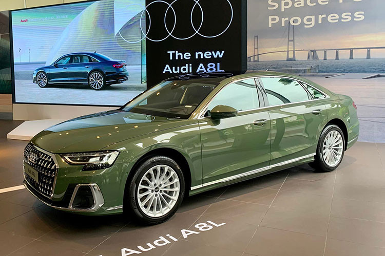 Với 58% là hợp kim nhôm, thép dập nóng và hỗn hợp polymer gia cường sợi carbon, khung ASF vừa mạnh mẽ vừa cứng cáp đồng thời vẫn đủ nhẹ để đóng góp vào hiệu suất và sự linh hoạt khi di chuyển. Audi A8L 2022 tại Việt Nam có chiều dài 5.302 mm, rộng 1.945 mm, cao 1.488 mm và chiều dài cơ sở 3.128 mm, hơn 130 mm so với bản tiêu chuẩn.