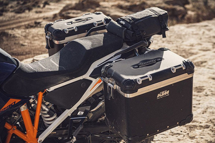 Ngoài cải tiến dàn áo giúp tối ưu hóa tính khí động học cũng như điều hướng nhiệt độ tỏa ra từ động cơ, tổng thể KTM 1290 Super Adventure 1290 S 2021 vẫn khá đồ sộ, mang đậm phong cách xe việt dã đường trường.