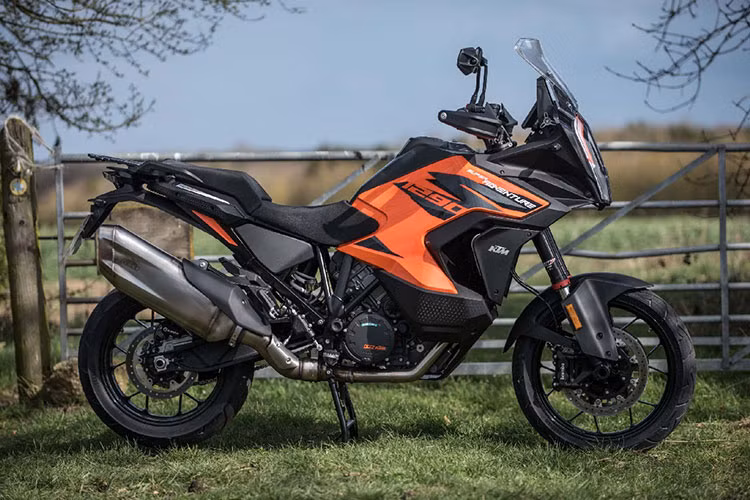 Thế nhưng, mãi đến nay thì mẫu xe đẳng cấp đến từ Áo này mới chính thức đặt chân đến thị trường Đông Nam Á và cụ thể, giá xe KTM 1290 Super Adventure S 2021 vừa được công bố tại thị trường Malaysia lên tới gần 800 triệu đồng.