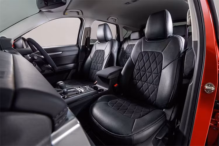 Ngoài ra cụm vô lăng của mẫu xe Mazda CX-5 độ DAMD cũng chất hơn được bọc lại bằng da lộn cho cảm giác cầm tay lái chắc chắn hơn, giữa vô lăng còn được viền chỉ đỏ theo phong cách xe đua.