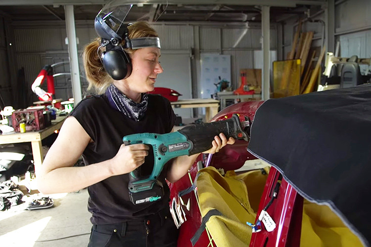 Sau khi hoàn thành, Simone Giertz cùng những người bạn của mình đã đánh dấu các đường cắt của họ và bắt đầu loại bỏ phần mái phía sau và tạo hình phần thùng chở hàng như chiếc xe bán tải thực thụ.