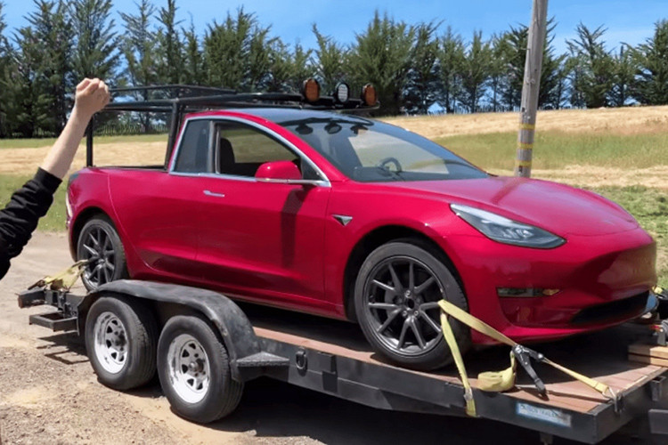 Kết quả cuối cùng là một chiếc xe bán tải Tesla rất đẹp mắt, trông hợp lý và đặc biệt là tuyệt hơn những bức ảnh render ngớ ngẩn của Elon Musk.
